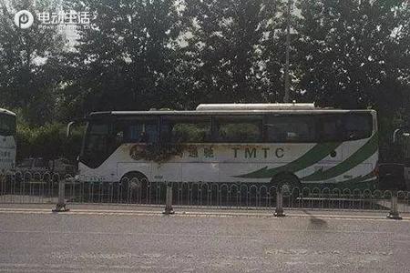 蟹岛新能源大巴着火 疑鞭炮点燃柳絮引起