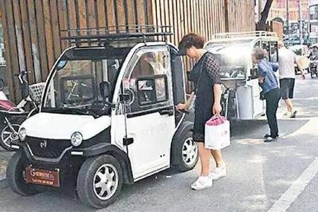 揭老年代步车乱象：不上牌照，不买保险，无需驾照