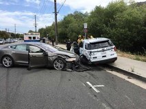 特斯拉撞警车：自动辅助驾驶系统失灵？