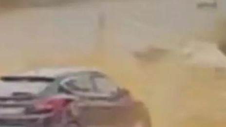 汽车失控飞速撞上拉油漆运输车,现场曝光：油漆飞溅，车被染成黄