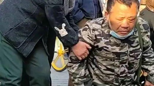 从亿万富翁到泥瓦工，这位昔日董事长经历了什么？为什么要下跪？