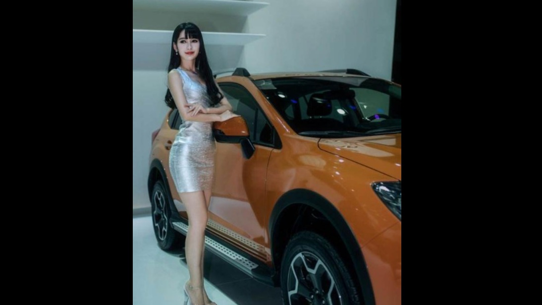 “香车配美女”，环境衬托美！