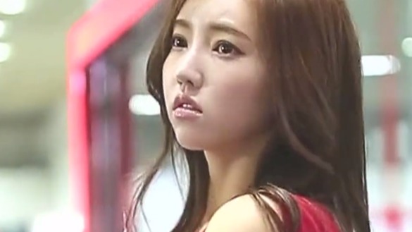 红裙车模，时尚美丽大方！