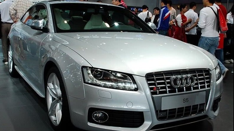 惊现“四不像”豪华轿车，老司机看到尾标都认不出，交警：胆真肥