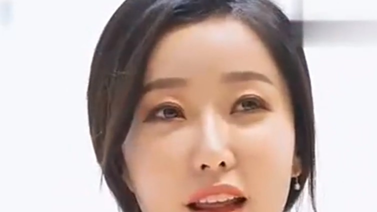成熟气息爆棚的美女车模，微微一笑让人心醉神迷  