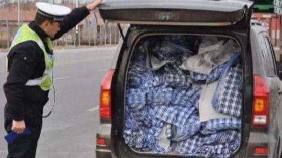 后备箱拉水果被罚，车主怒问违反哪条交规，自己的车不能做主？