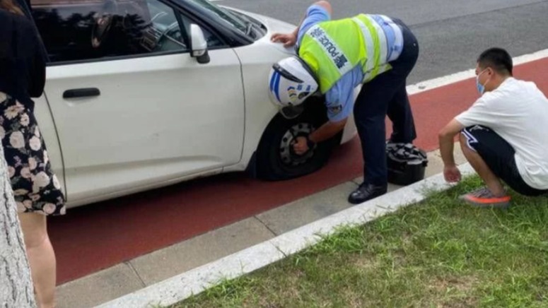 女车主车胎爆了不知所措，高温下威海交警热心解困