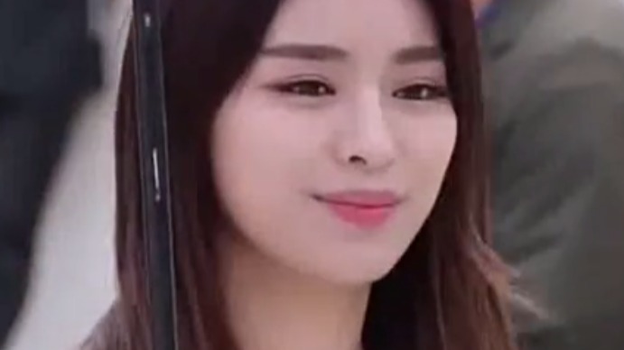 韩国时尚美女车模，温文尔雅的小姐姐，文雅气息十足！