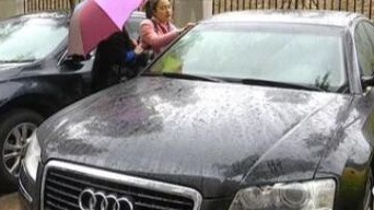 又见高空坠物！南宁一奥迪A8L轿车被高空坠落瓷砖砸出洞！