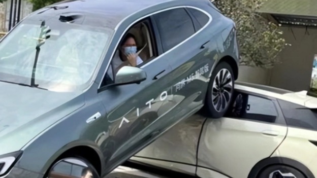 倒车想撞都难？女司机开问界M5骑上比亚迪，打脸余承东、华为A