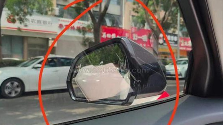 长安福特蒙迪欧“盲”了 白色内饰反光致视野盲区