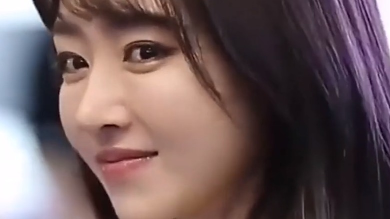 颜值完美的车模小姐姐，一笑一颦如春花绽放