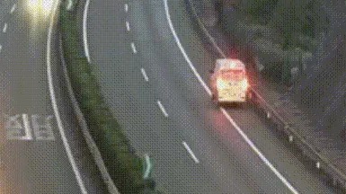 新能源车高速上没电，司机竟让交警“看着点后方”想倒车回服务区