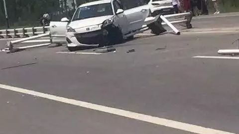 迈巴赫撞劳斯莱斯，彭丹被起诉，发生交通事故我们应该怎么做？