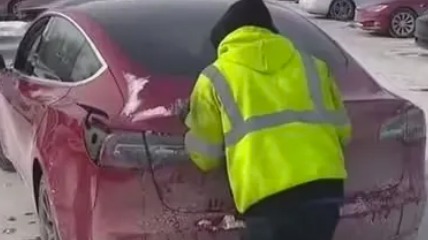 美国芝加哥极寒下惊现“特斯拉坟场”！车主：我们这里有一堆死去