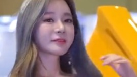 韩国美女车模韩智恩,长发细腰,五官精致,身材绝美,美艳动人