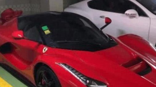 一辆法拉利拉法来到街上，却因为没有车牌最终被交警拦下，并且车