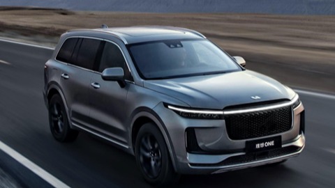 理想ONE行驶中底盘件“碎了”：机油、零件散落一地