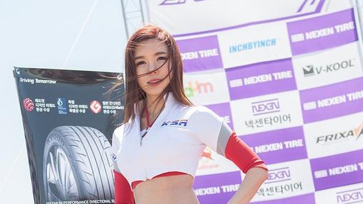 90后美女车模热裤露小蛮腰