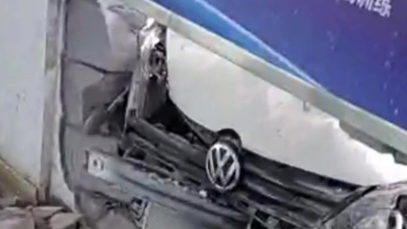 学员考试时驾车撞穿墙壁，工作人员：考场运行未受影响