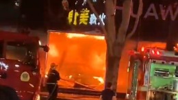 鄂尔多斯一华为专卖店起火  疑似店内汽车自燃引起