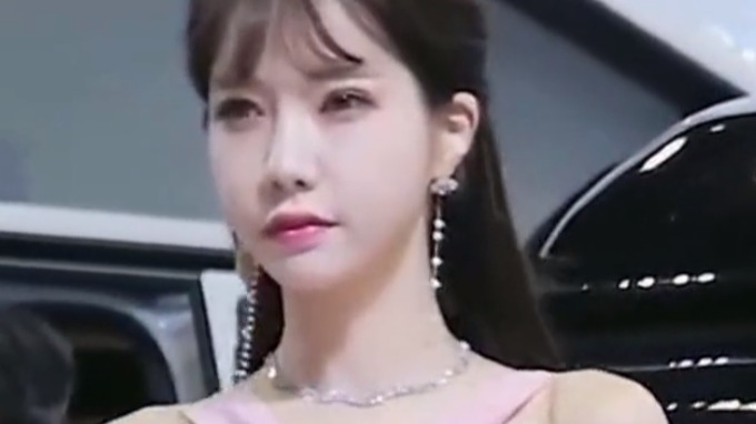 美女车模身穿粉红色长裙，肉丝高跟展现傲人身姿！