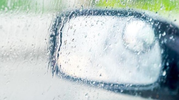 阴雨天气行车，车窗容易起雾，建议大家这样做，视野清晰更安全