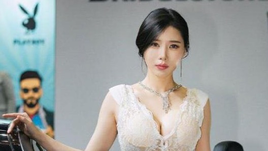 性感车模，深V长裙，尽显凹凸身材