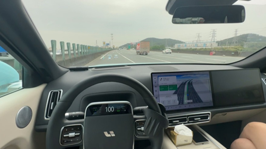 小鹏紧急避让险些导致事故，理想辅助驾驶撞雪糕筒 嘴硬还是车硬