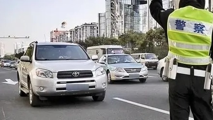 男子办临时车牌被记12分 这是什么处法？