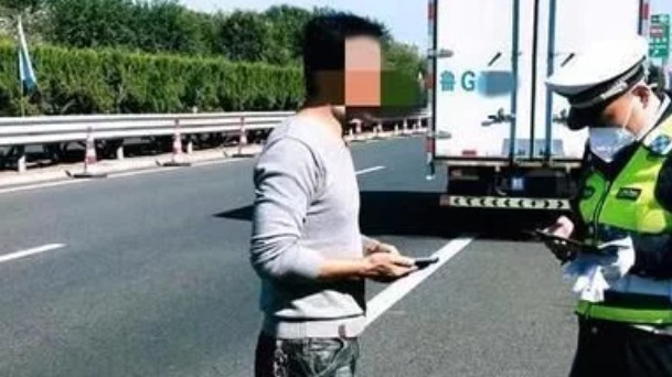 行车途中车辆故障抛锚莱山高速交警及时解燃眉之急