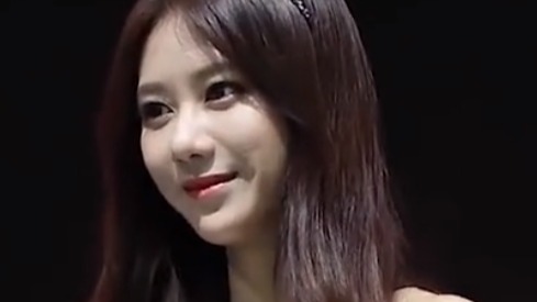 让人一见钟情的韩国车模，不管怎么看，都是无死角的完美！