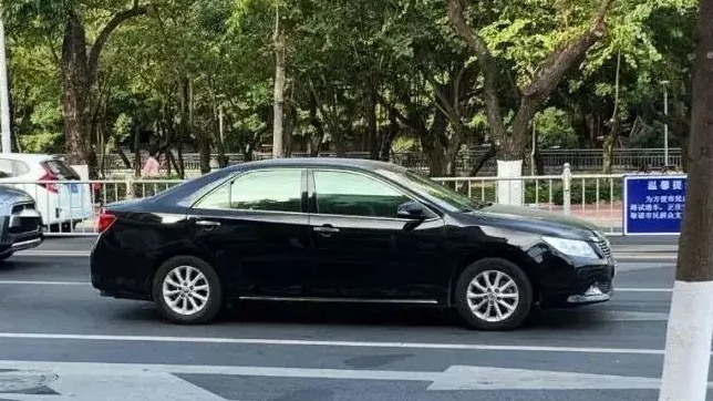 混合车道内直行车被转弯车要求让路，应该怎么做？