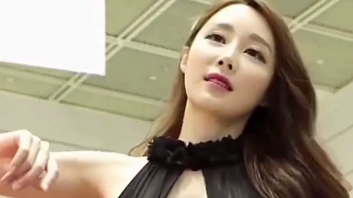 美女车模身穿黑色紧身连衣裙，大饱眼福！