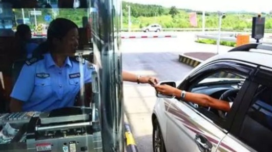  国庆节7天高速免费，装ETC的车上高速要拔卡？收费员：你真