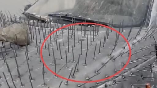 俄罗斯大叔改装“刺猬车” 碰瓷的一见慌了