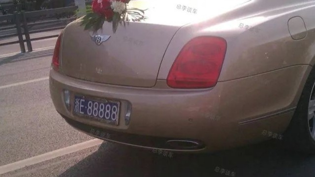 300多万的宾利挂88888，因豪车经常被借，老板被迫换面包
