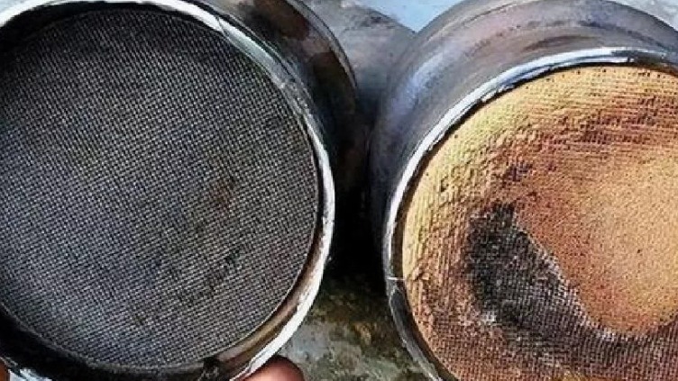 开车多年终于懂了：发动机上有个孔7天清理1次，动力猛贼省油