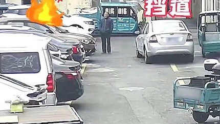 停车挡道还不留电话，为何经常有这样的司机？告诉你根本原因