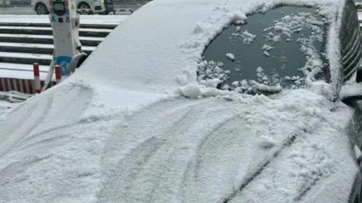 开新能源车从上海回武汉，避免高速排队他去城区商场充电