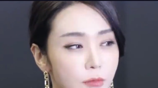 车展上的美女车模，精致的五官，迷人的气质！