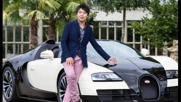 娶小12岁混血娇妻，布加迪为他定制超跑