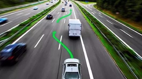 高速上，正确的超车和变道方式，生死就是那一刹那