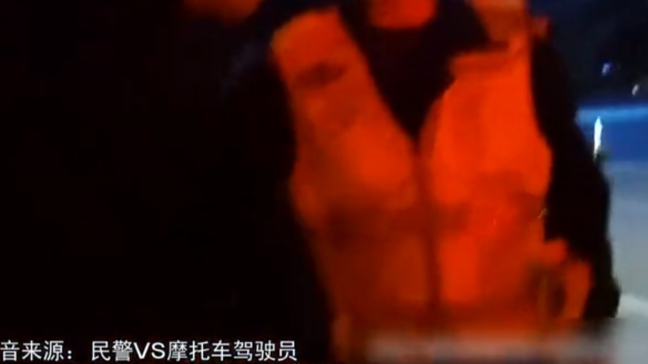 男子醉驾遇交警 开启表演模式