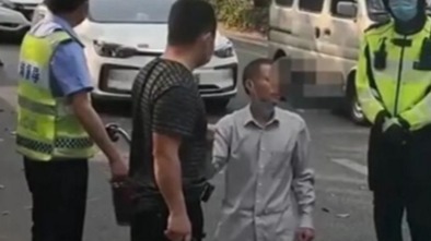 每日车事：网传骑电动车未戴头盔 五旬男子当街下跪