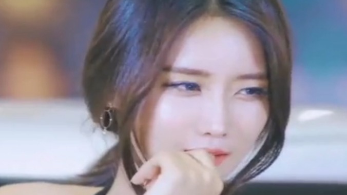  韩国顶级车模很皮 很可爱 