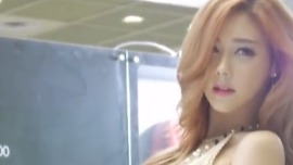 韩国极品车模的针织小背心，时尚大方！