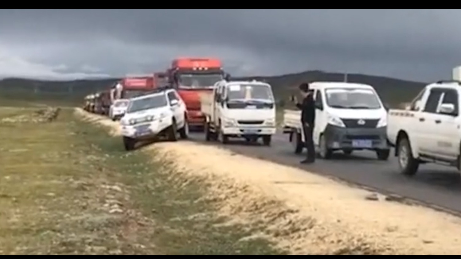 越野车司机厉害了，没有路咱就自己开一条路出来