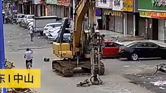 疯狂！醉酒男与朋友吵架，偷开挖掘机砸毁路边两辆车