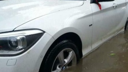 夏天雨水多，可为啥很多人宁愿车泡水里，也不挪车？
